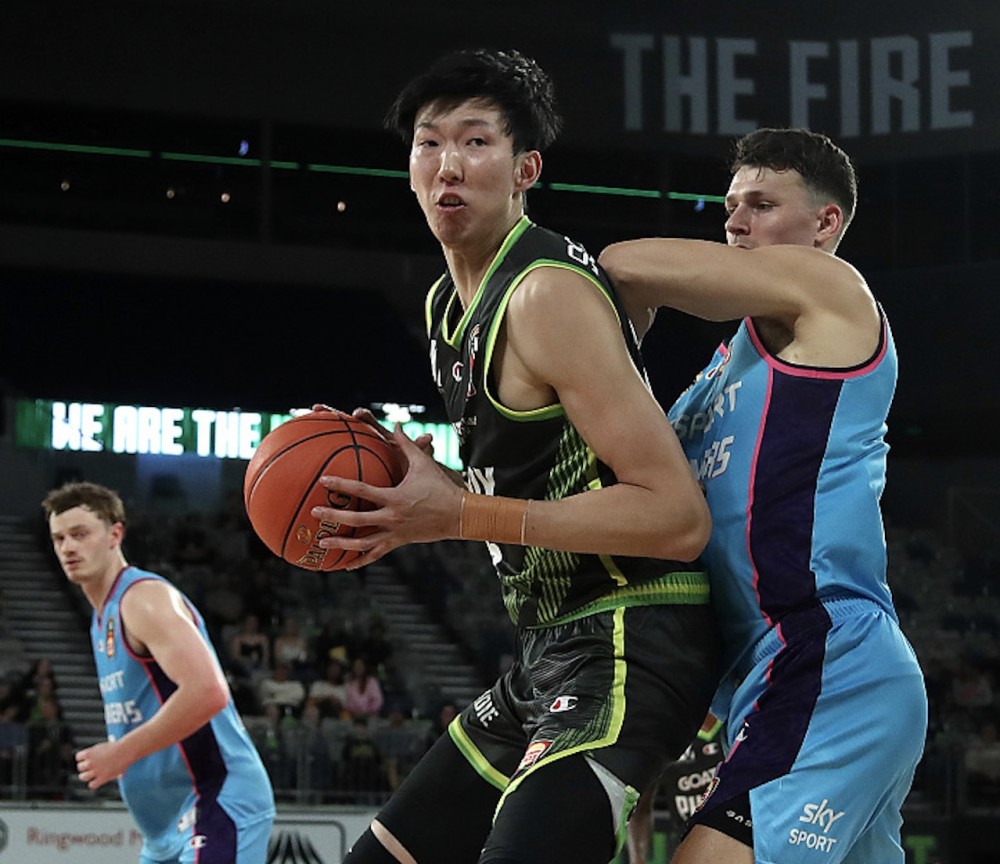 包含毕尔巴鄂竞技训练开放日；赛后刷新队史纪录引欢呼；NBA常规赛在即；年轻球员得到机会的词条